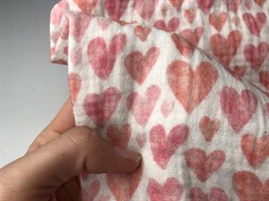 Dobbelt gauze - søde hjerter i røde og lyserøde toner